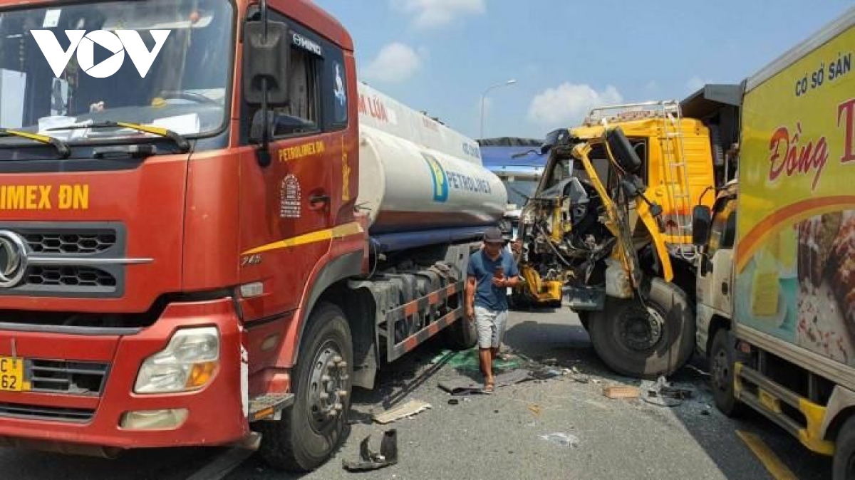 Quảng Nam: Tai nạn giao thông liên hoàn giữa 5 xe tải gây tắc nghẽn giao thông