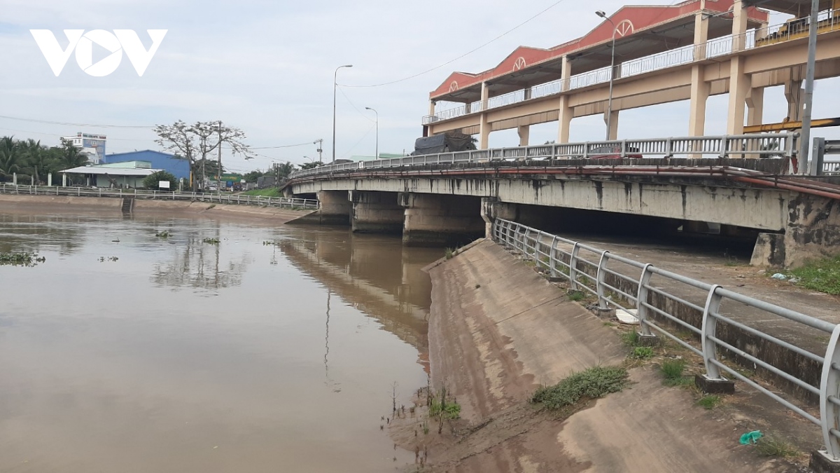 Tiền Giang "đón" nước ngọt vào nội đồng khi độ mặn trên sông sụt giảm