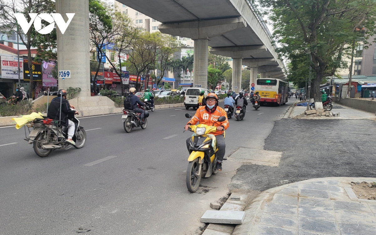 Tài xế công nghệ nghênh ngang vi phạm luật giao thông