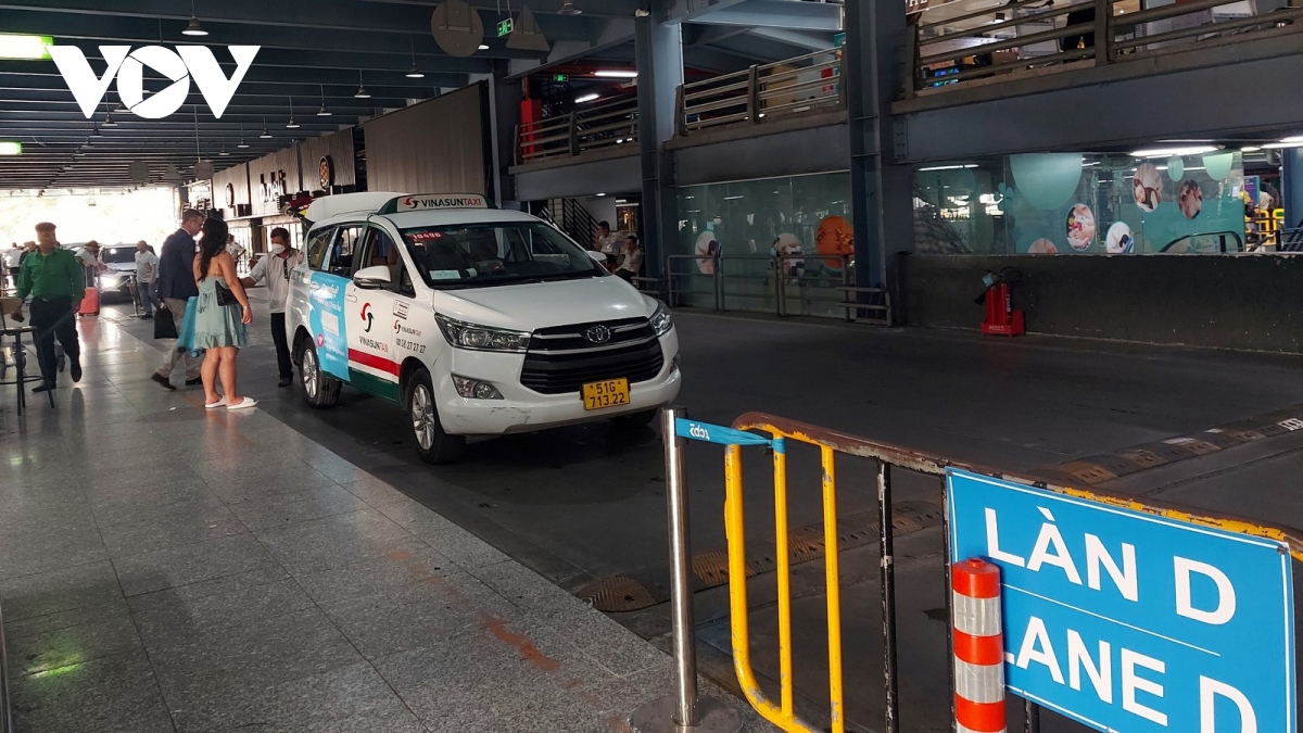 Thu phí taxi sân bay: Cần hài hòa lợi ích và nhiệm vụ