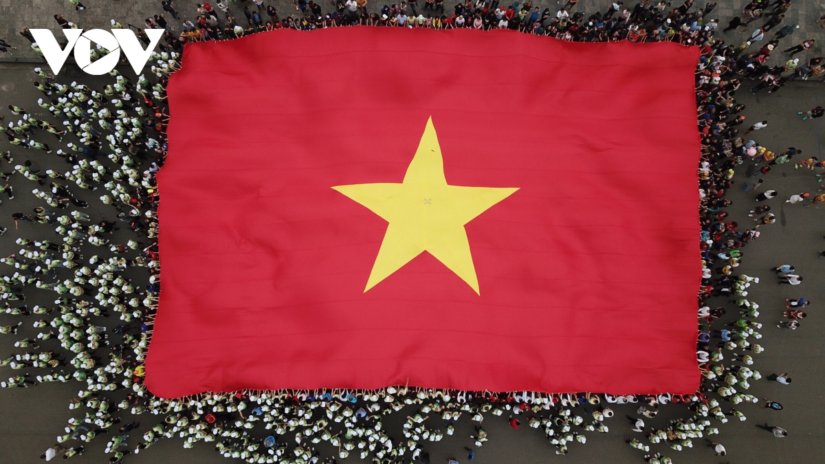 Trang nghiêm Lễ thượng cờ tại giải VĐQG Marathon và cự ly dài báo Tiền Phong