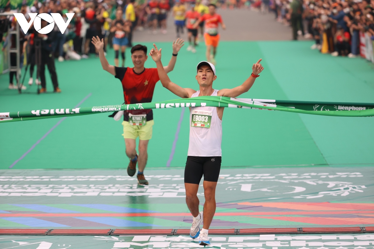 Hoàng Nguyên Thanh qua mặt đàn anh Nguyễn Văn Lai ở giải VĐQG Marathon báo Tiền Phong