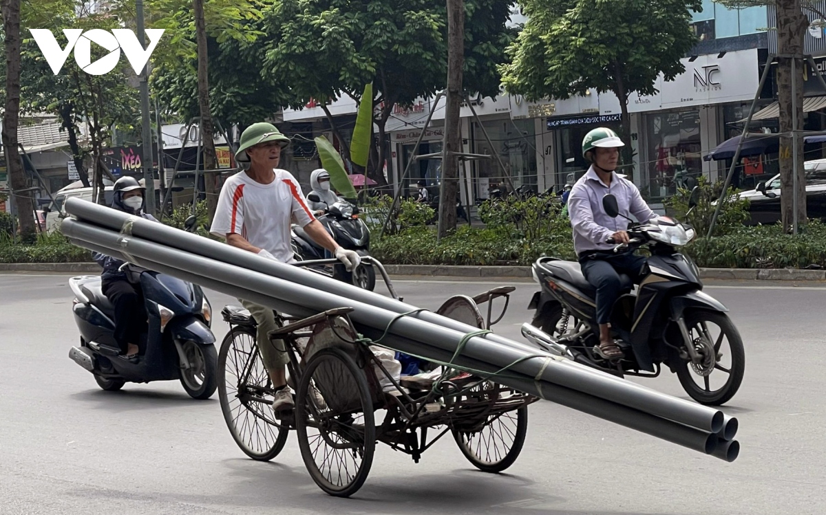 Cận cảnh "hung thần" nghênh ngang giữa phố phường Hà Nội