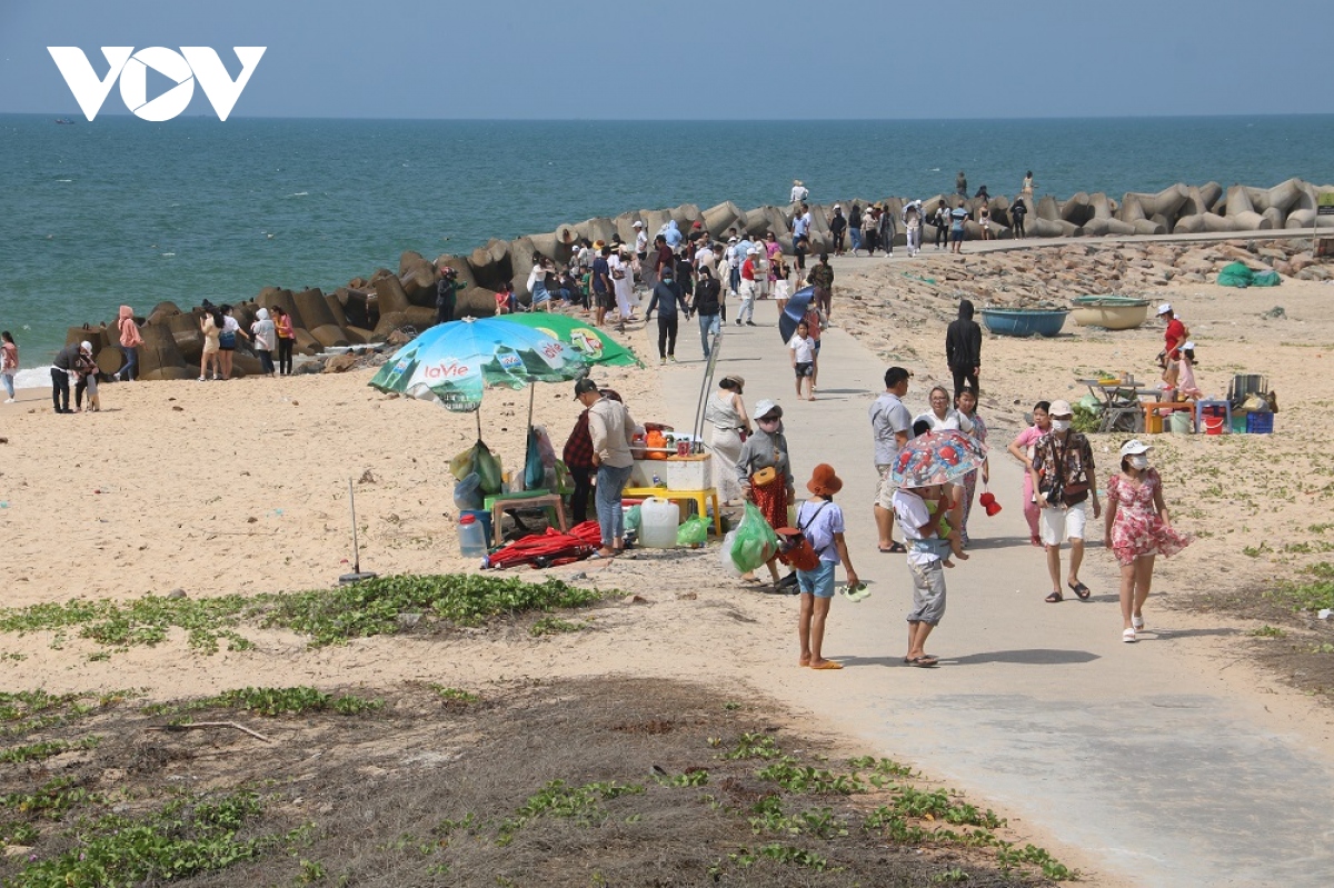 Nườm nượp khách du lịch về với vùng biển Bình Thuận