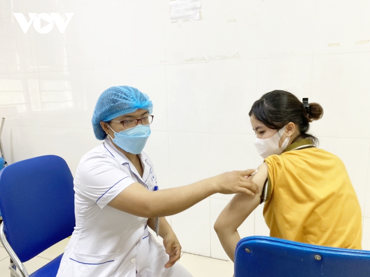 Người Hà Nội gác lại công việc đi tiêm vaccine COVID-19