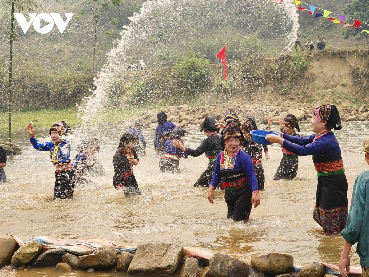 Vui Tết té nước với đồng bào dân tộc Lào ở Điện Biên