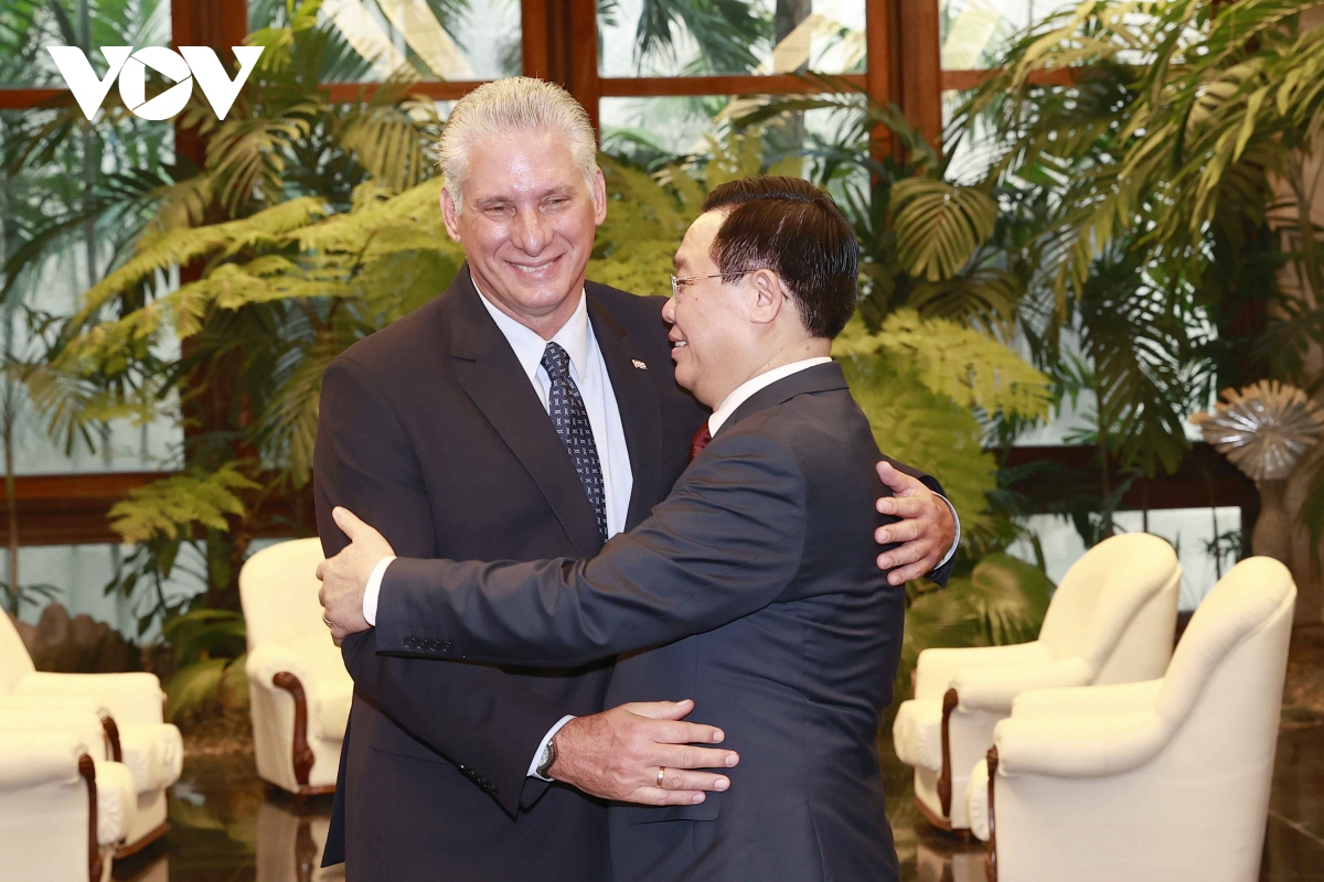 Lãnh đạo cao nhất Cuba bày tỏ xúc động khi được gặp Chủ tịch Quốc hội Vương Đình Huệ