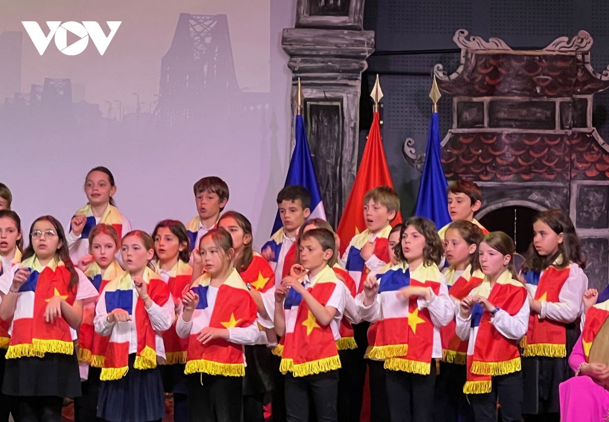 Tưng bừng kỷ niệm 50 năm quan hệ ngoại giao Việt - Pháp tại thủ đô Paris