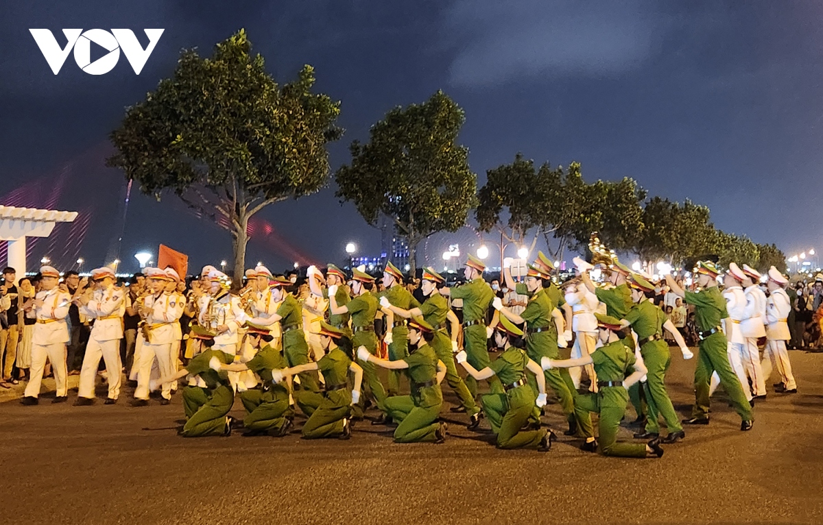 Đoàn Nghi lễ Công an nhân dân biểu diễn nhạc kèn diễu hành đường phố tại Đà Nẵng
