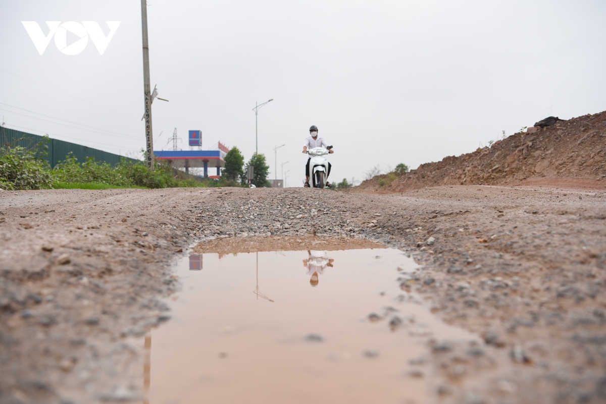 Đường gom cao tốc Hà Nội - Bắc Giang xuống cấp trầm trọng, mất an toàn giao thông
