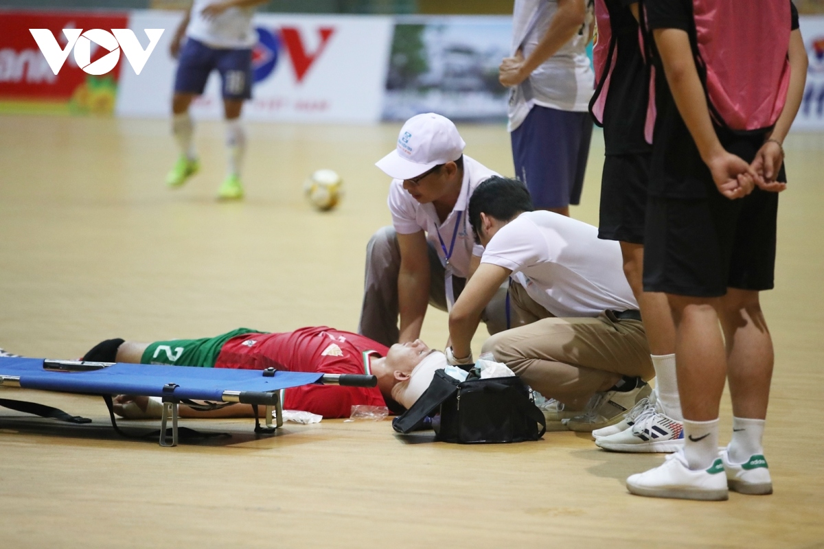 Thủ môn đội Futsal Cao Bằng phải nhập viện giữa trận đấu vì chấn thương