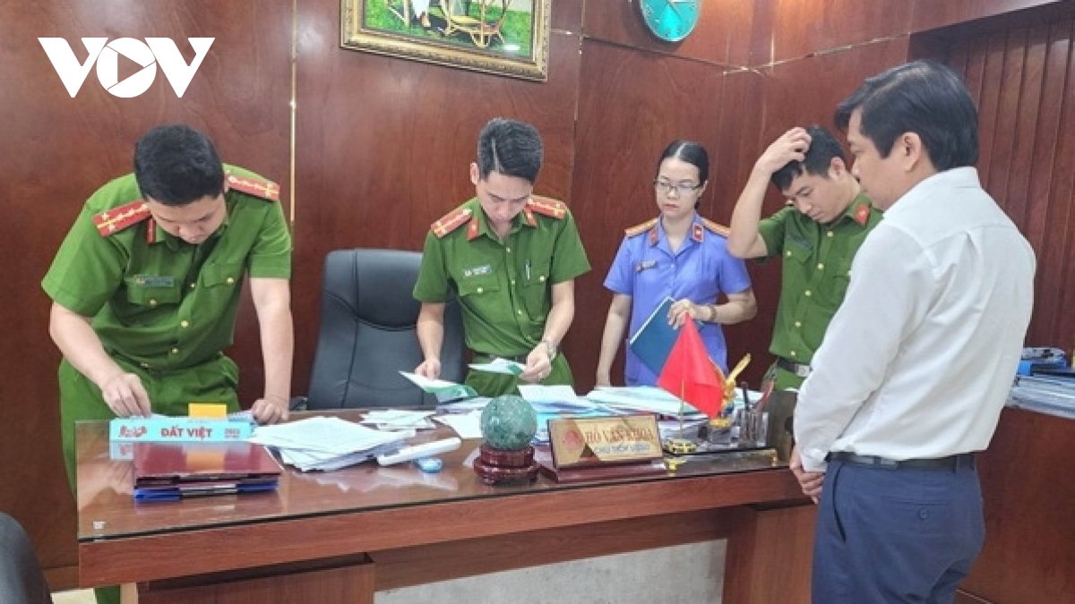 Bắt tạm giam Chủ tịch UBND quận Cẩm Lệ, thành phố Đà Nẵng