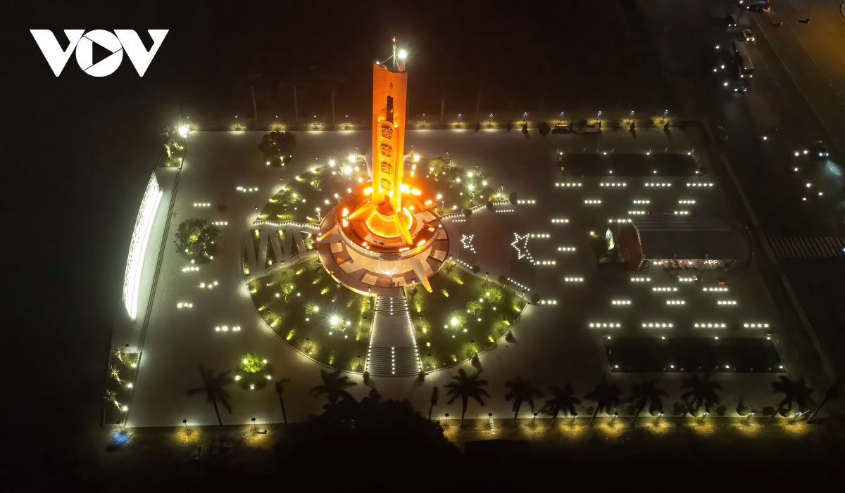 Cận cảnh tượng đài thành phố Đà Nẵng lung linh về đêm