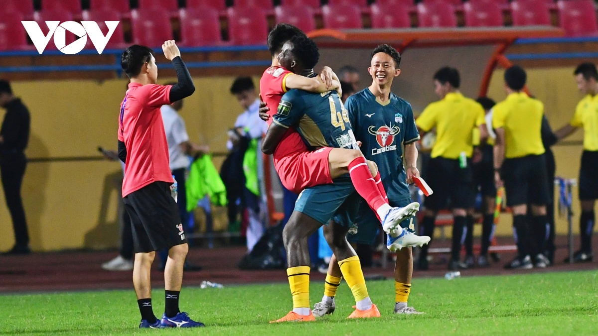 Dụng Quang Nho và dàn sao HAGL “nhảy múa” ăn mừng chiến thắng trước Viettel FC