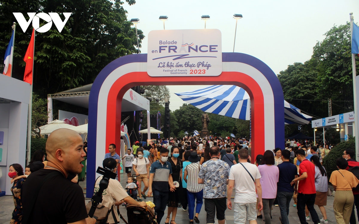 Hàng trăm thực khách háo hức tham gia lễ hội ẩm thực Pháp tại phố đi bộ