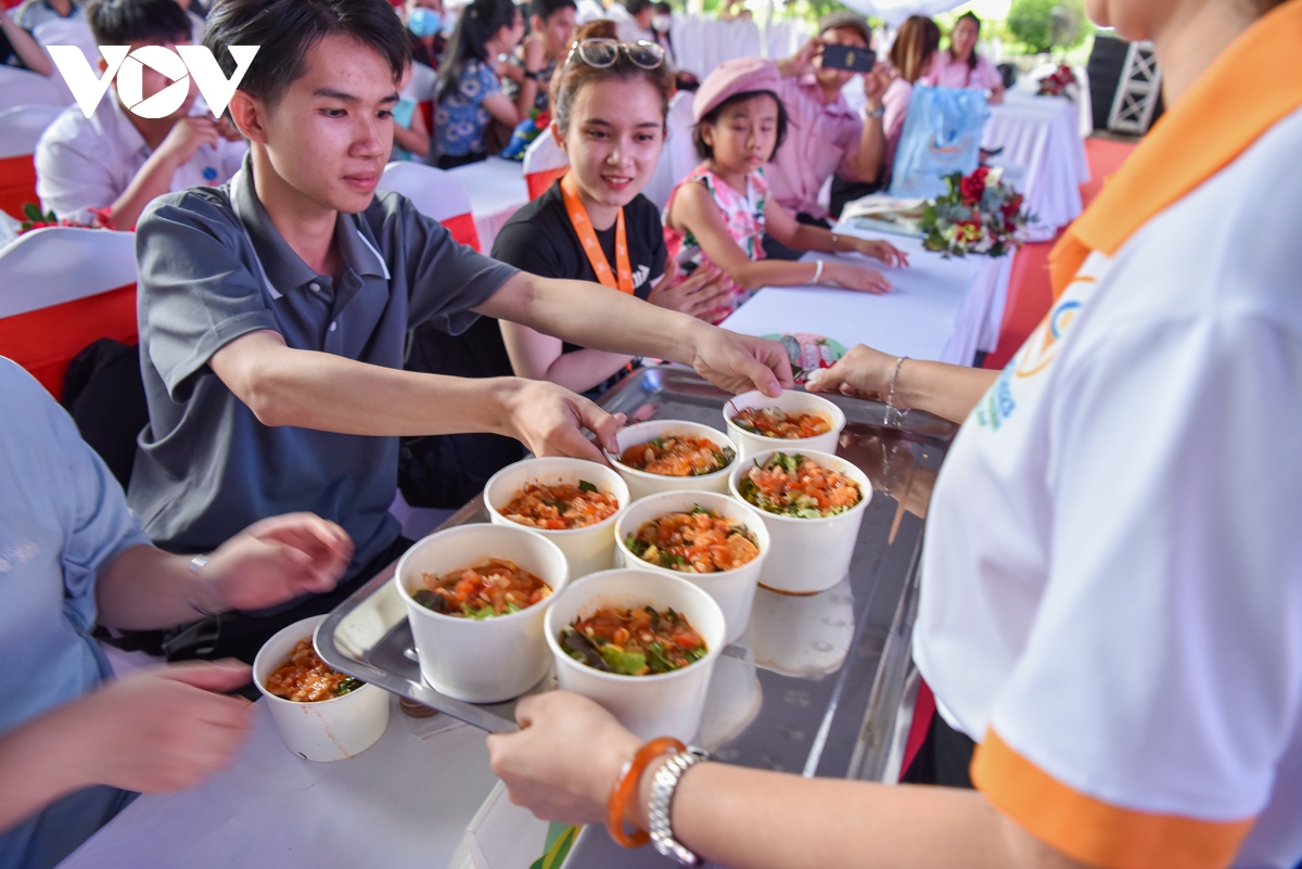 Du khách thích thú trải nghiệm món ngon Bình Thuận tại Ngày hội Du lịch TP.HCM