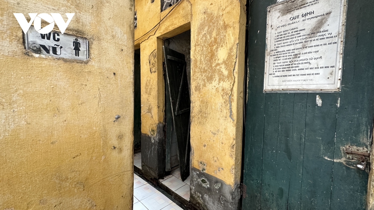 Hình ảnh nhà vệ sinh ở Hà Nội xuống cấp, bị người dân lấn chiếm