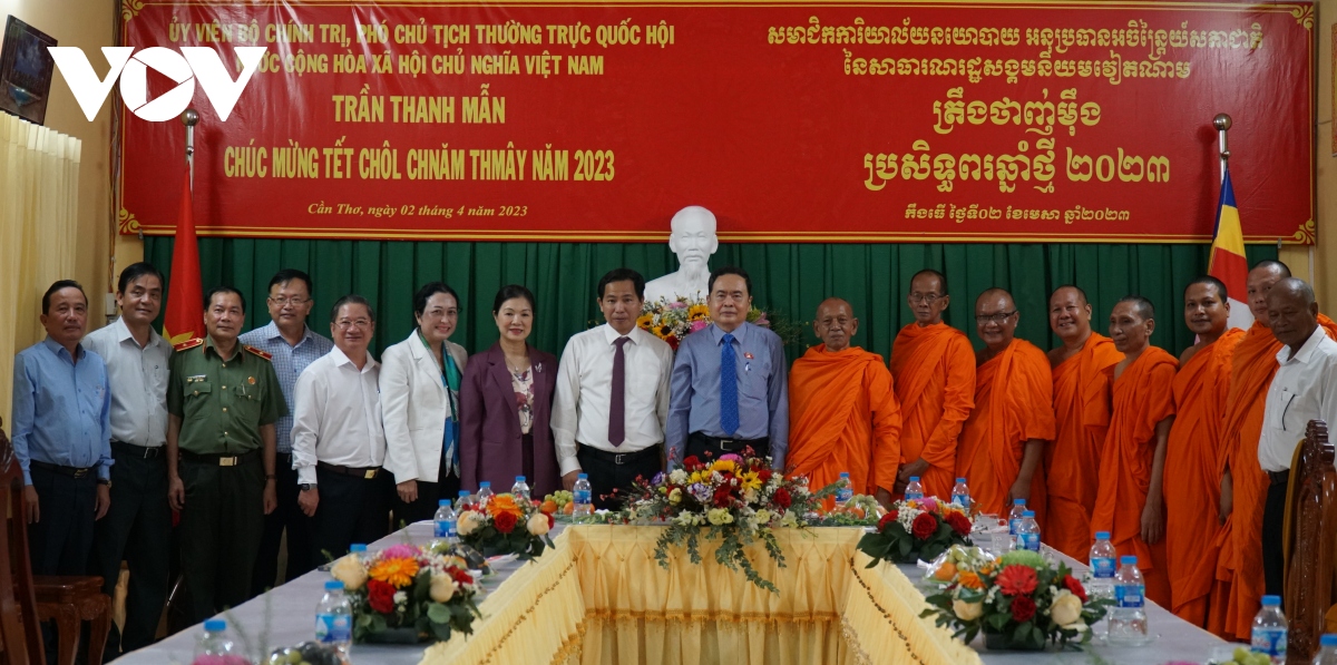 Ông Trần Thanh Mẫn thăm, tặng quà nhân dịp Tết Chôl Chnăm Thmây của đồng bào Khmer