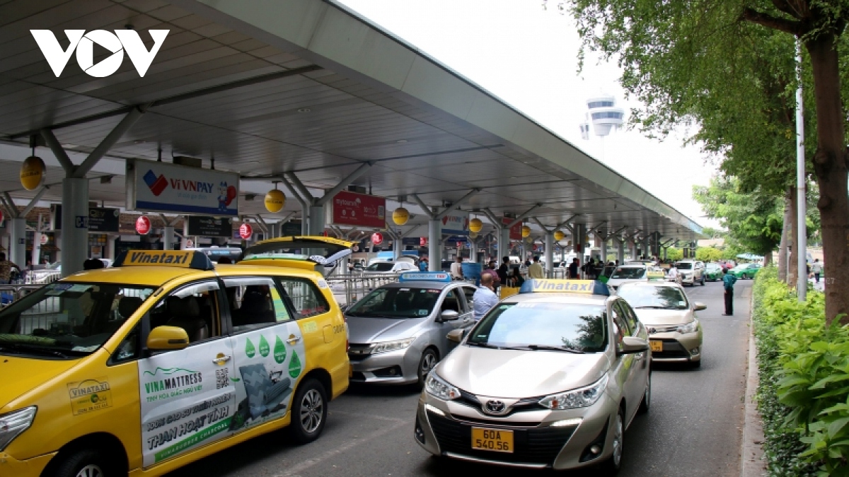 Bộ GTVT yêu cầu báo cáo vụ taxi ở sân bay Tân Sơn Nhất phải "cõng" thêm 3 loại phí