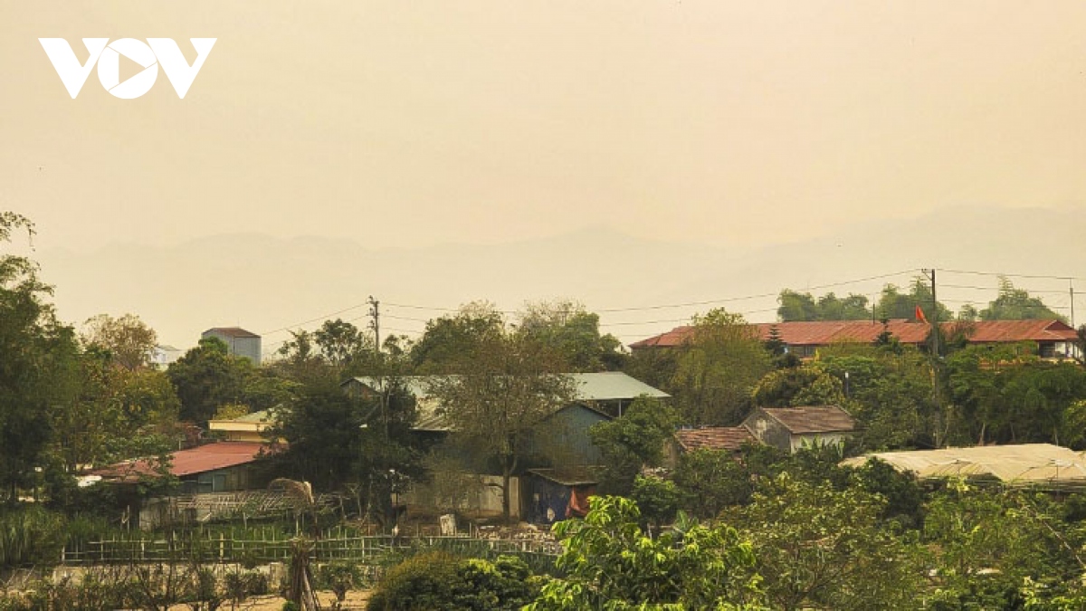Tro than bay khắp nơi ở Điện Biên, tỉnh ra công điện dừng đốt thực bì
