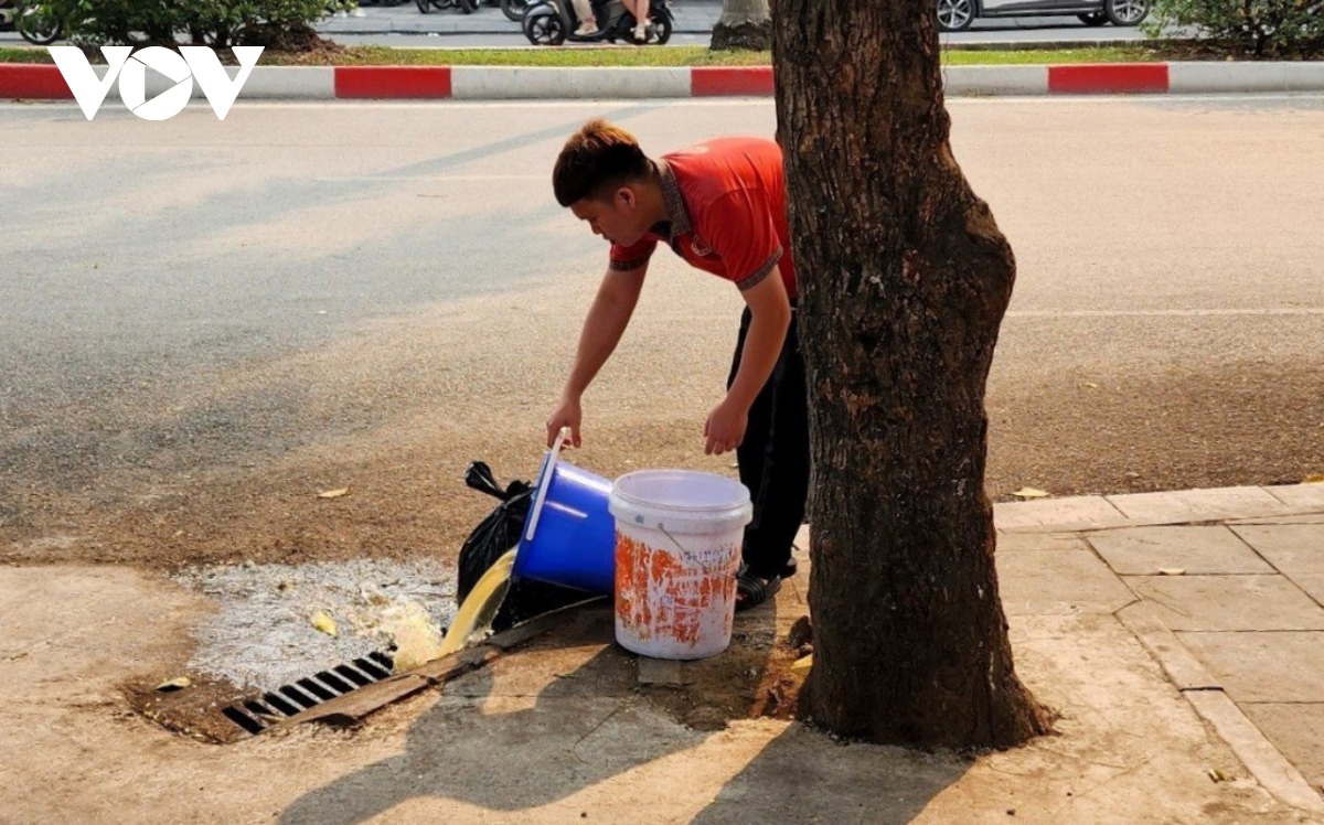 Hàng quán tại Hà Nội vô tư xả rác, thức ăn thừa xuống cống thoát nước
