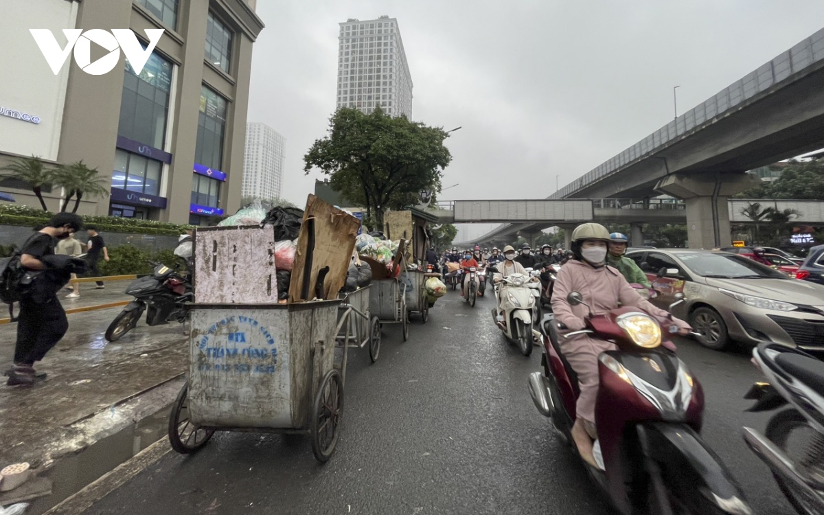 Sẽ di dời điểm trung chuyển rác gây cản trở giao thông ở Hà Nội