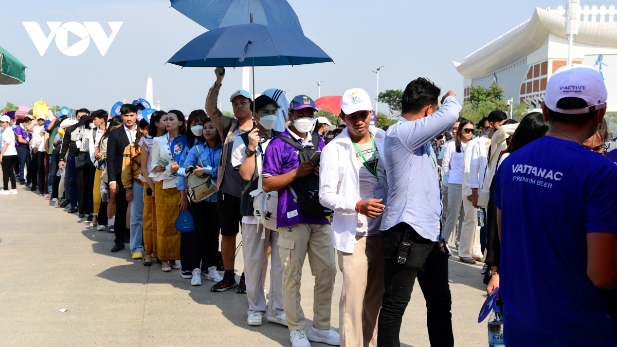 CĐV Campuchia "đội nắng" xếp hàng lấy vé xem lễ khai mạc SEA Games 32