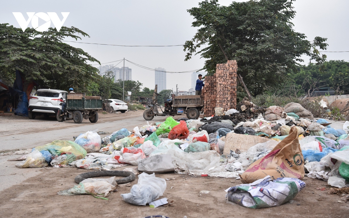Đường chạy qua dự án Bệnh viện Đa khoa Thanh Xuân tràn ngập rác thải