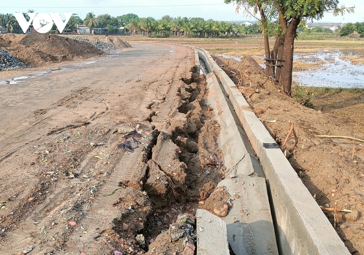 Đường nông thôn gần 15 tỷ ở Bình Thuận sụt lở sau mưa