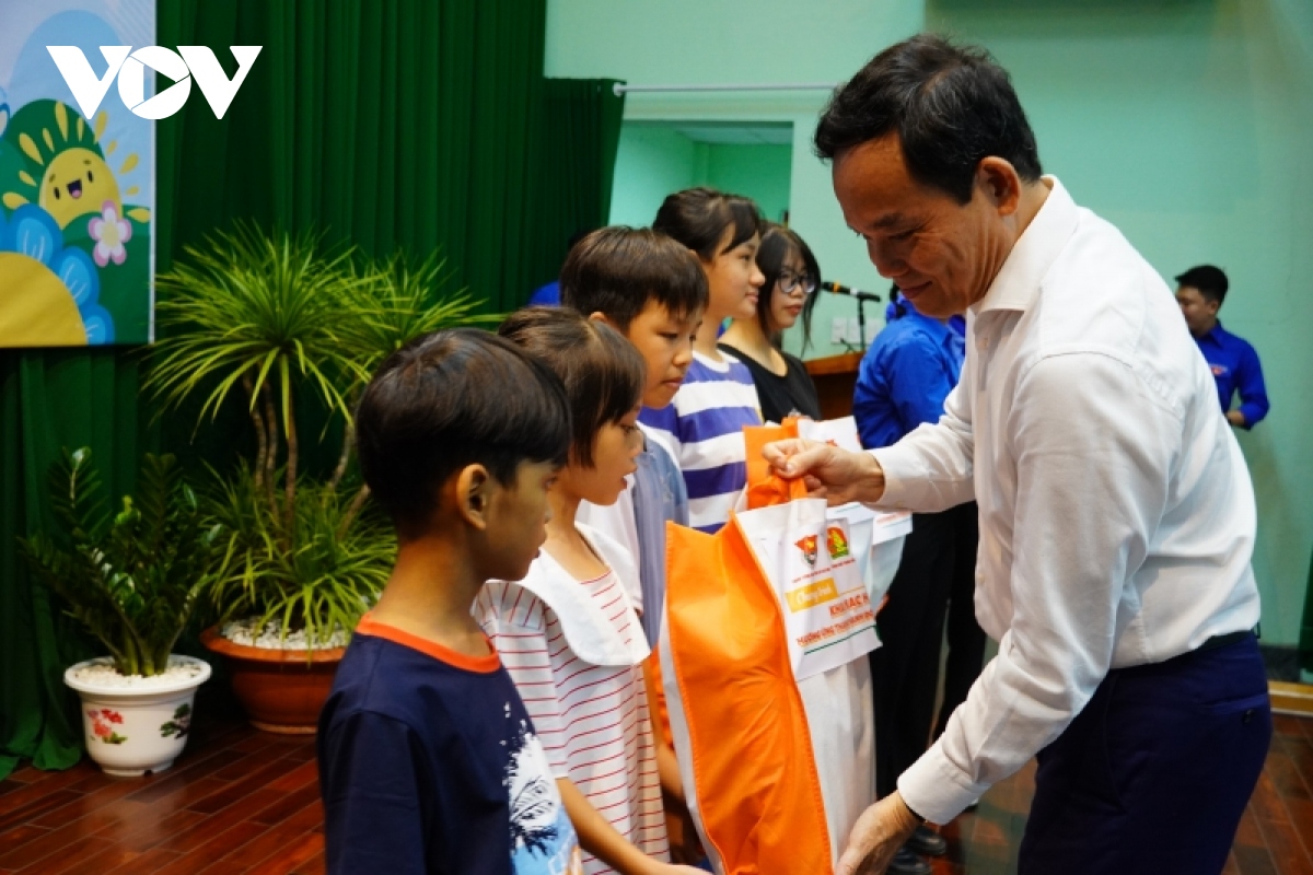 Phó Thủ tướng Trần Lưu Quang thăm, tặng quà thiếu nhi tại TP.HCM