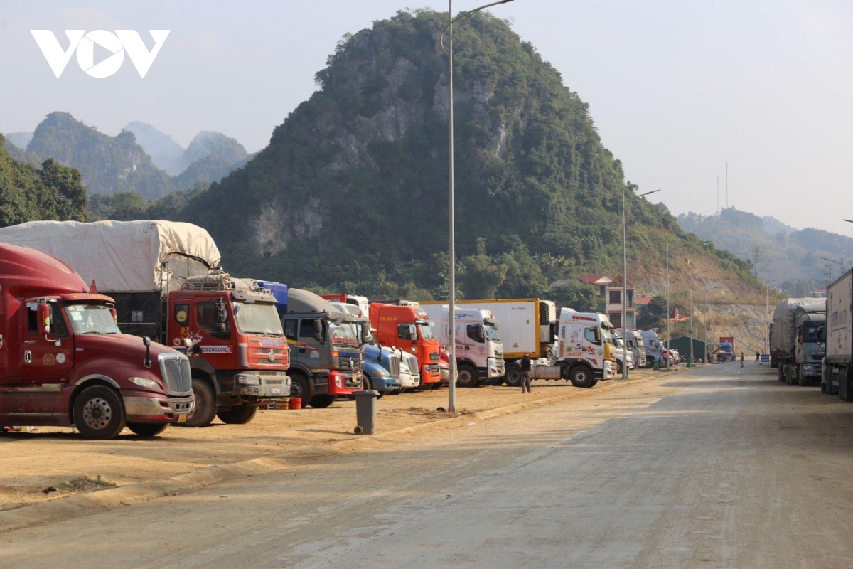 Xe chở hàng lên cửa khẩu Lạng Sơn tăng đột biến