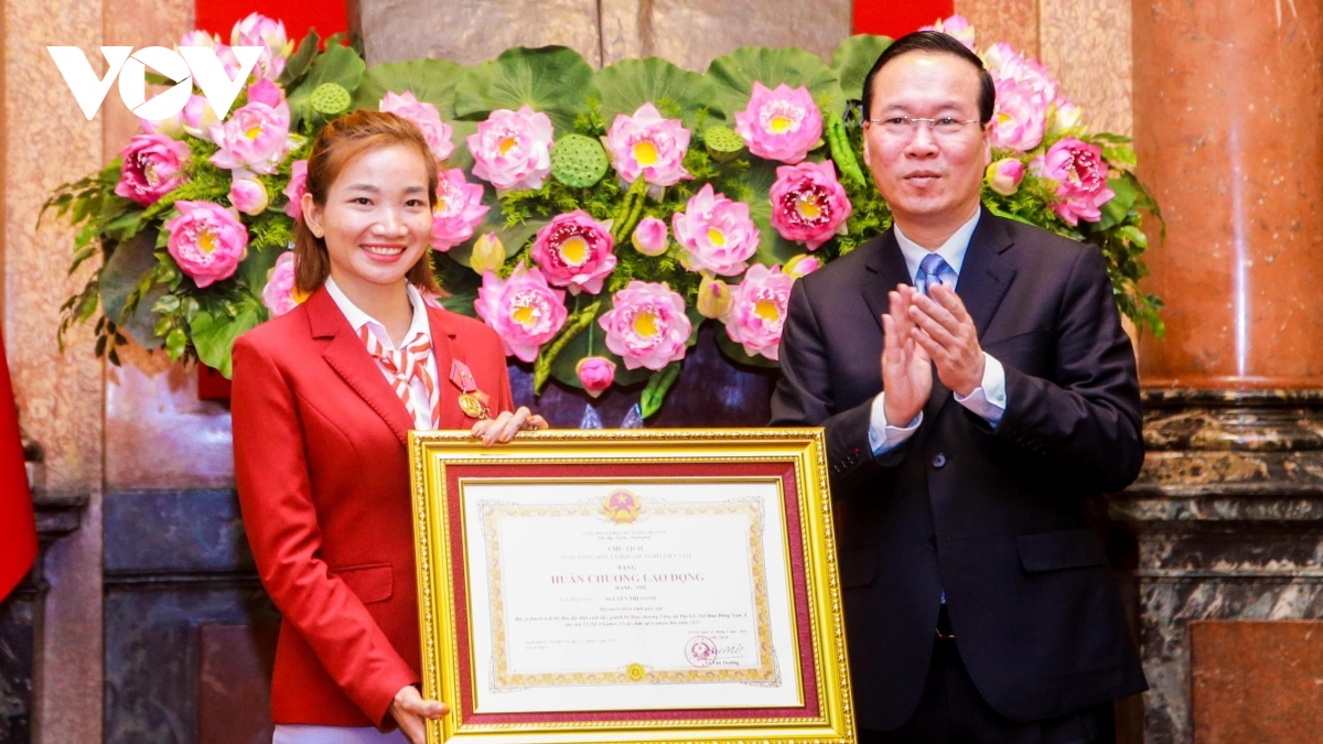 Nguyễn Thị Oanh và 37 thành viên Đoàn Thể thao Việt Nam nhận Huân chương Lao động