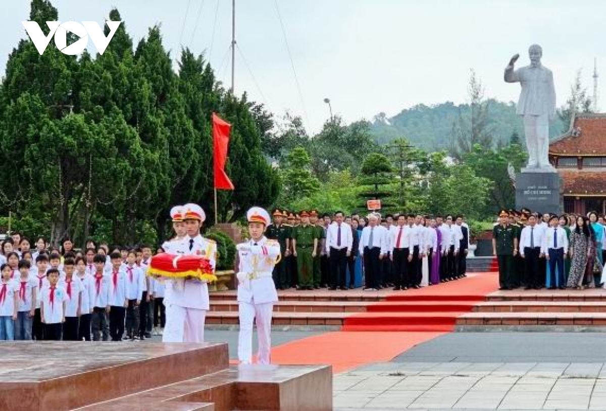 Lễ Thượng cờ trên đảo Cô Tô kỷ niệm 62 năm ngày Bác Hồ ra thăm đảo