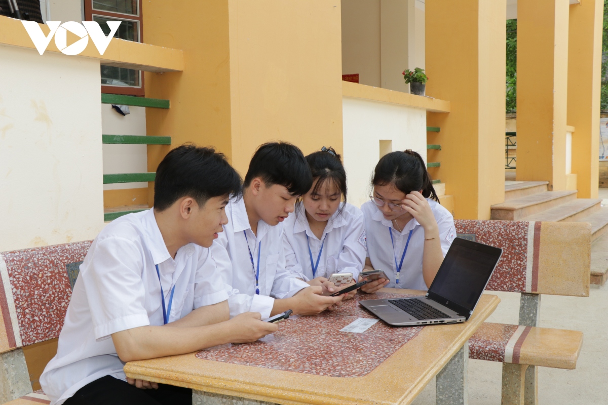 Thí sinh miền núi Sơn La gấp rút hoàn thiện đăng ký thi tốt nghiệp THPT