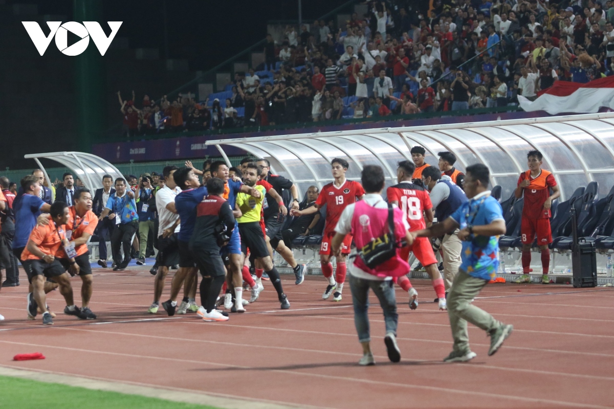 Indonesia sẽ báo cáo vụ ẩu đả ở chung kết SEA Games 32 lên FIFA