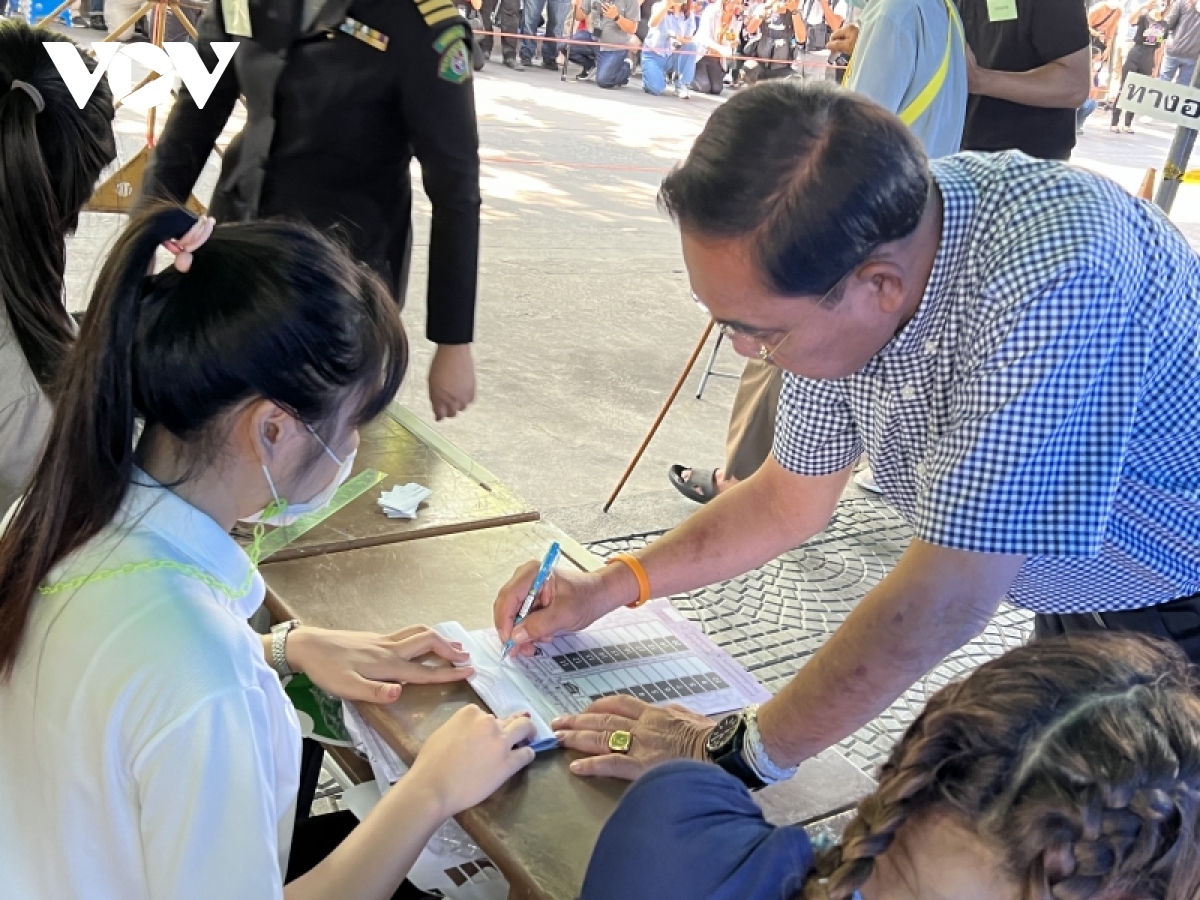 Thủ tướng Thái Lan Prayuth Chan-o-cha xếp hàng đi bầu cử