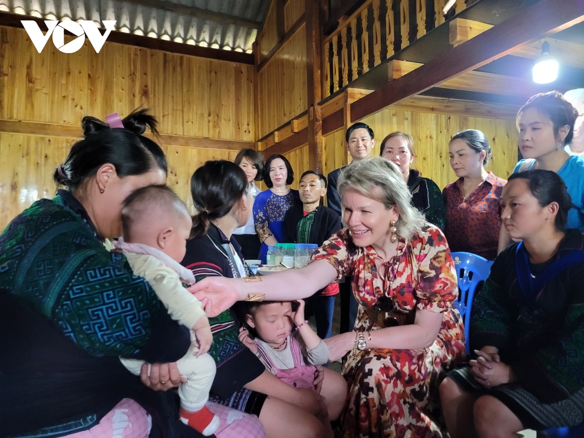 Hoàng hậu Bỉ thăm mô hình cải thiện dinh dưỡng cho trẻ em tại Sa Pa