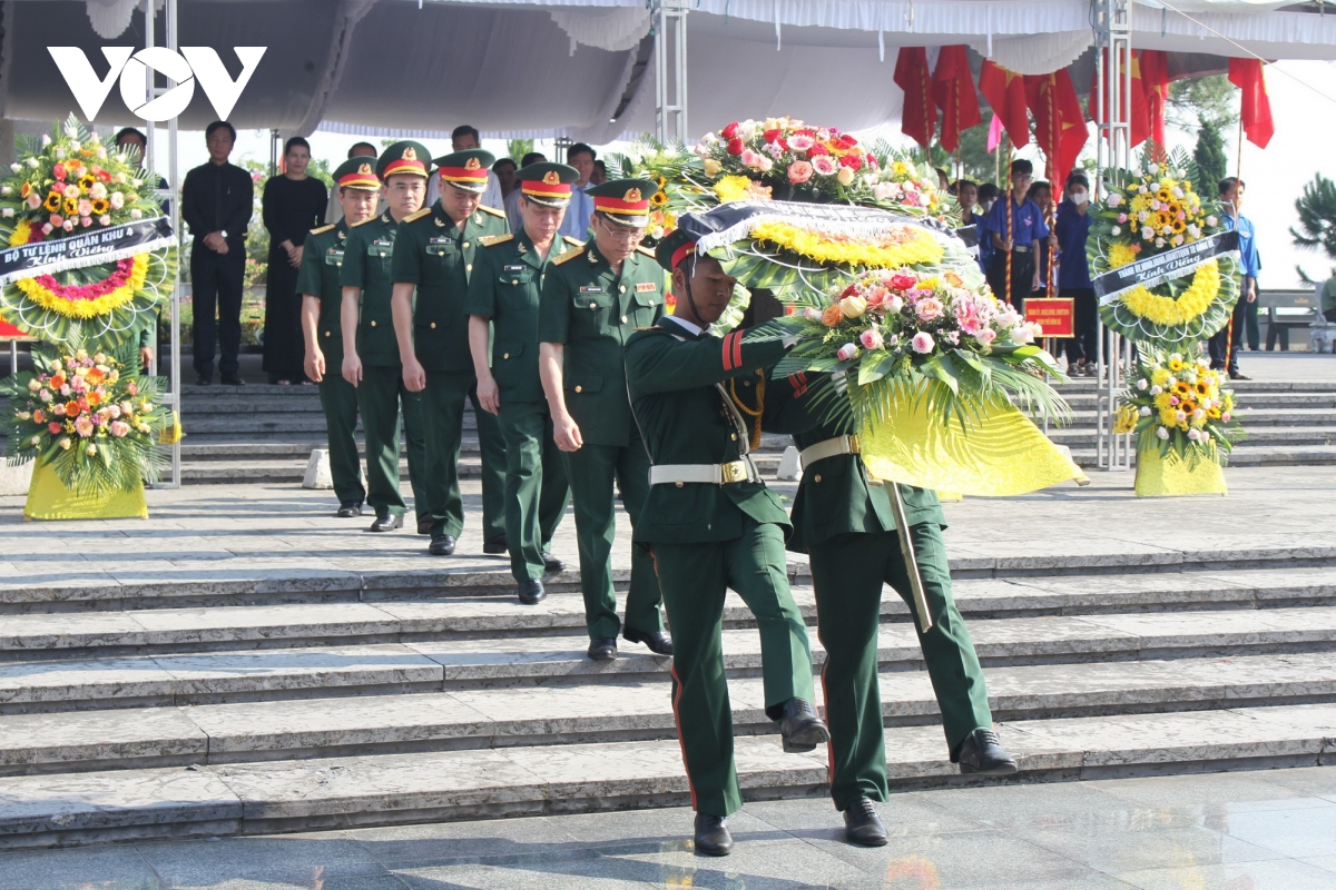 Truy điệu, an táng 9 hài cốt liệt sĩ quân tình nguyện Việt Nam hy sinh tạị Lào