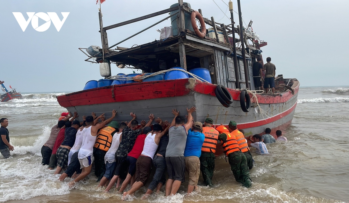Cứu 2 tàu cá bị lốc xoáy đánh chìm ở Thừa Thiên Huế