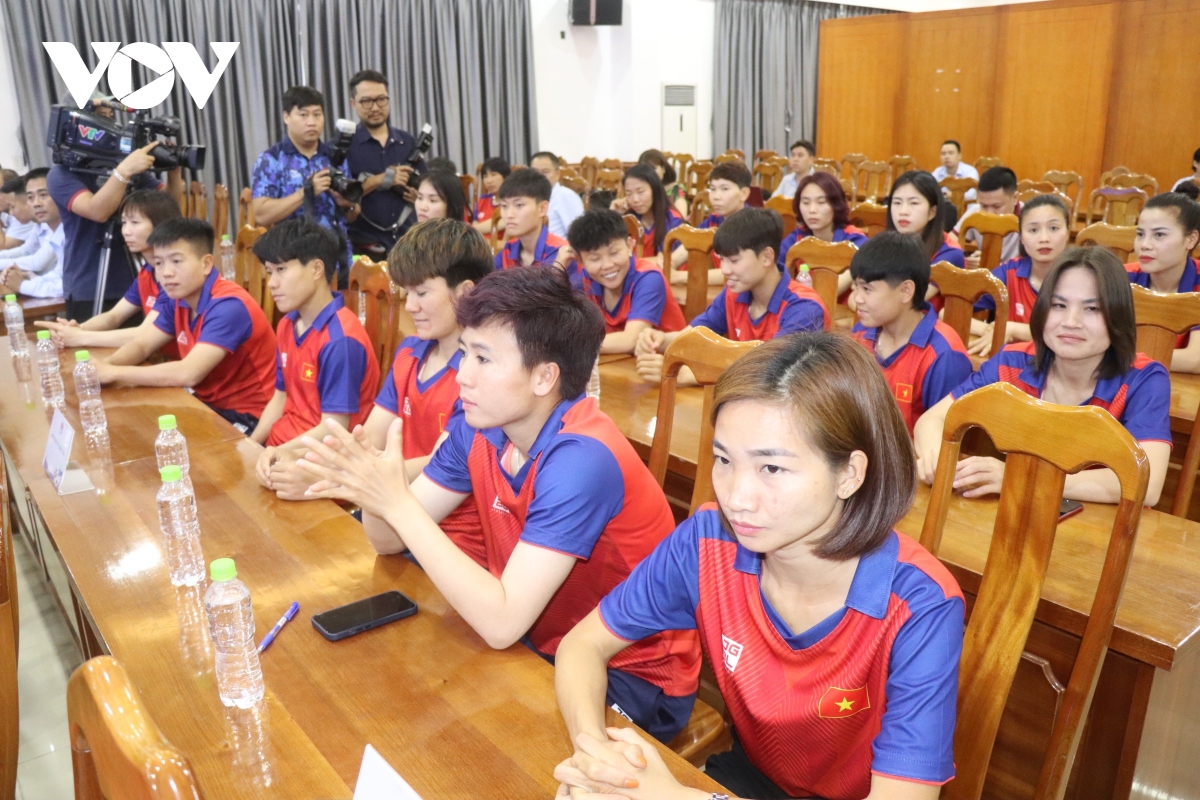 ĐT nữ Việt Nam và VĐV Nguyễn Thị Oanh nhận tiền thưởng của Công đoàn viên chức VN