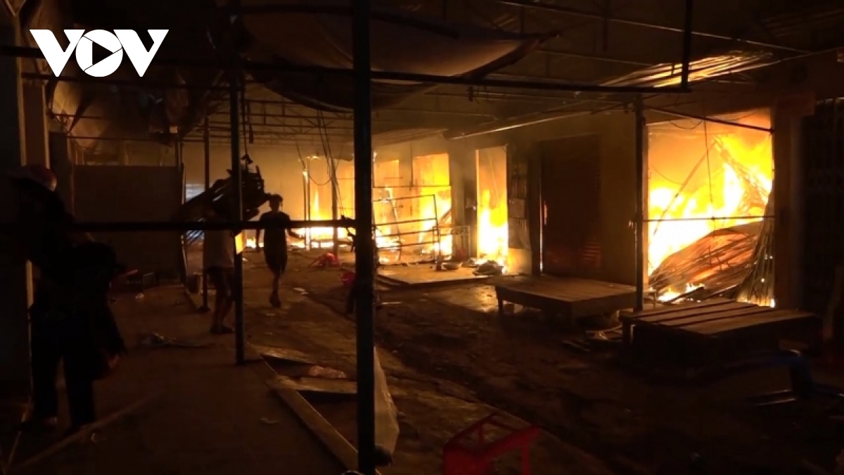 Cháy chợ trung tâm huyện Ea Súp, một cháu bé thất lạc