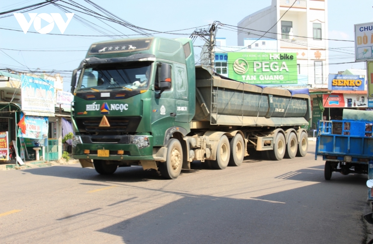 Mất an toàn giao thông từ xe tải chở vật liệu công trình trọng điểm