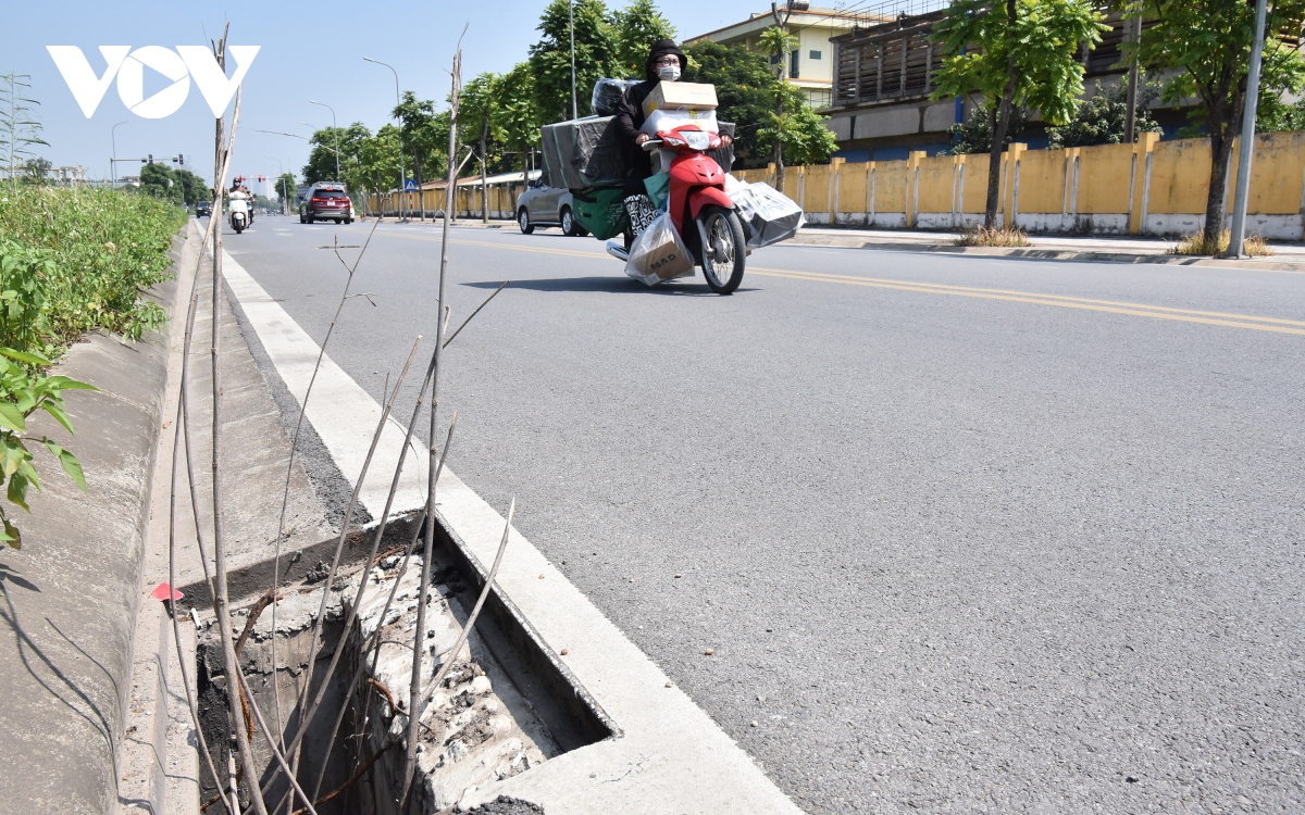 Hàng loạt hố ga bị mất nắp thành bẫy với người đi đường ở Long Biên, Hà Nội