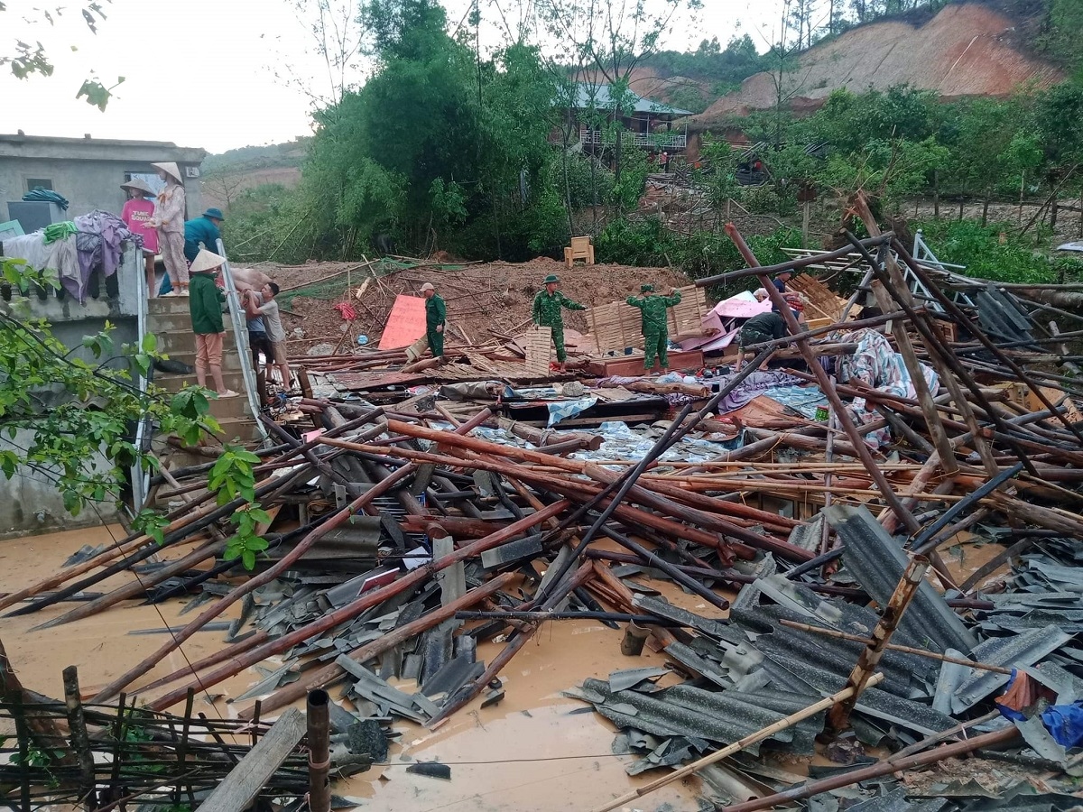 Giông lốc gây thiệt hại nhiều nhà dân tại Điện Biên