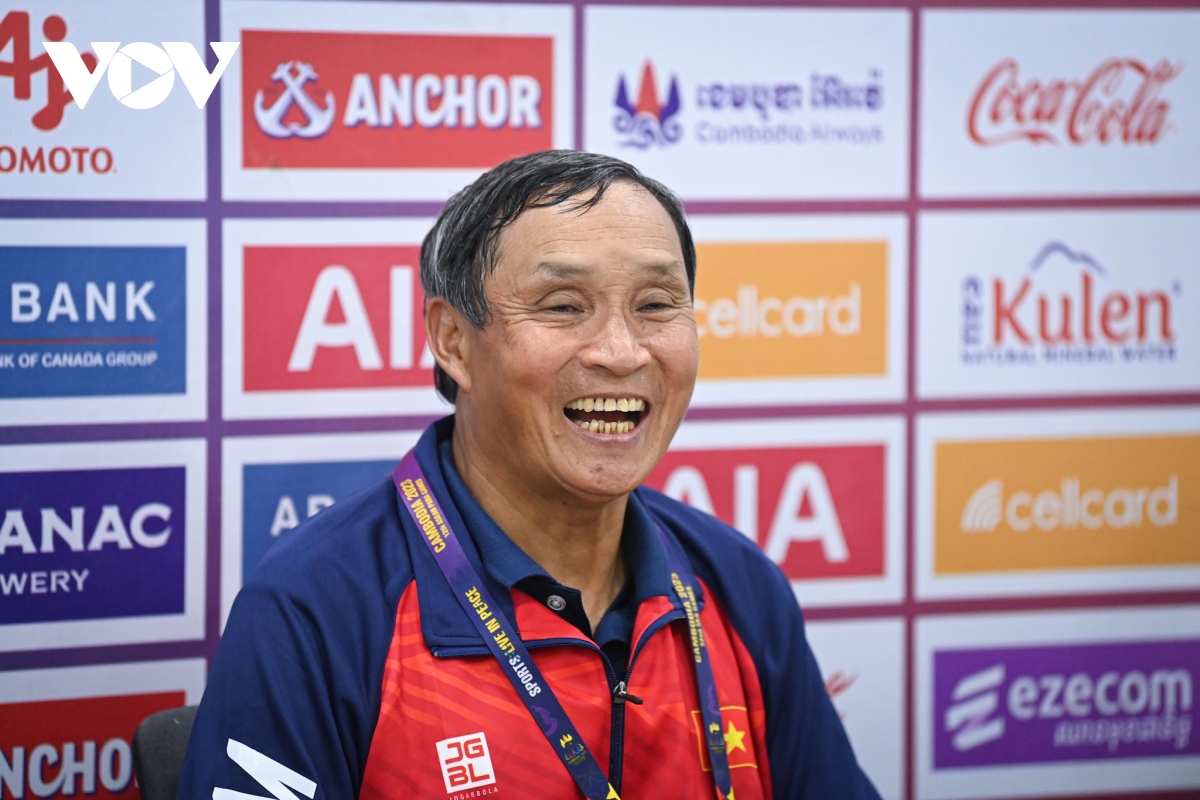HLV Mai Đức Chung nói điều bất ngờ khi ĐT nữ Việt Nam vào chung kết SEA Games 32