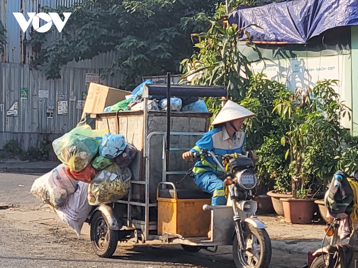 Người bán hàng rong, xe ôm "phơi" nắng mưu sinh, bác sỹ cảnh báo sốc nhiệt