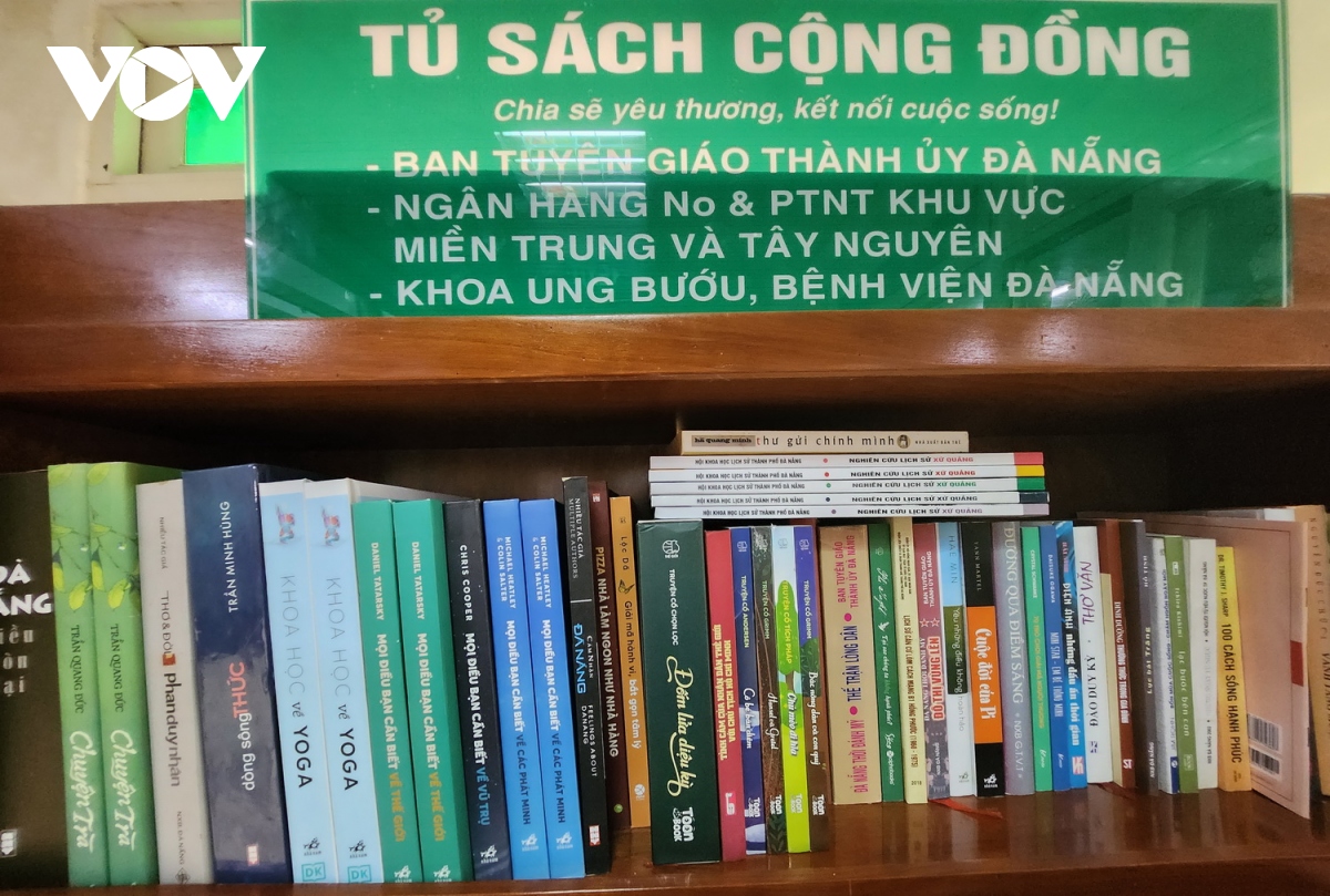 Tặng tủ sách cộng đồng tại Bệnh viện Đà Nẵng