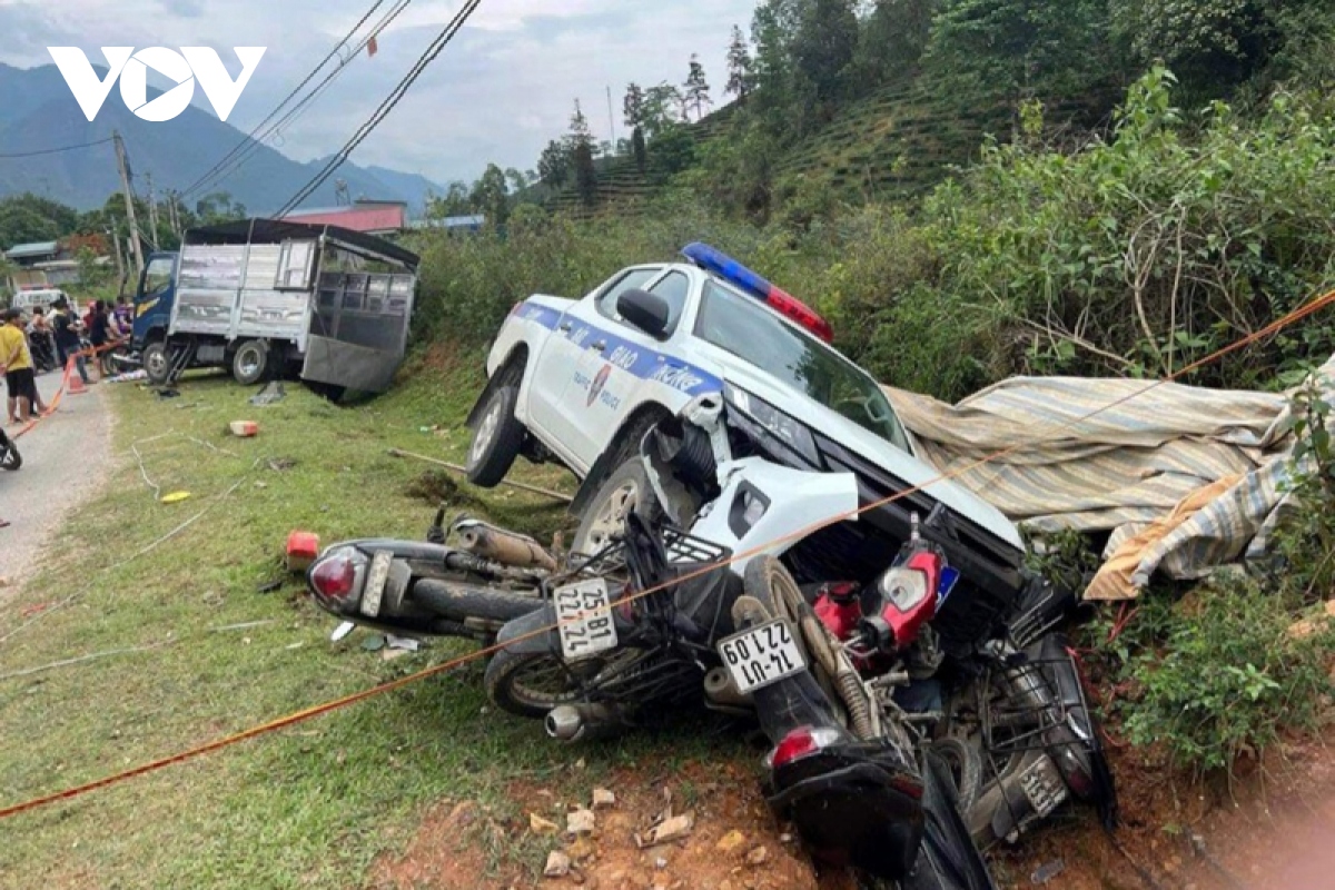 Xe chuyên dụng của cảnh sát giao thông Lai Châu gây tai nạn liên hoàn