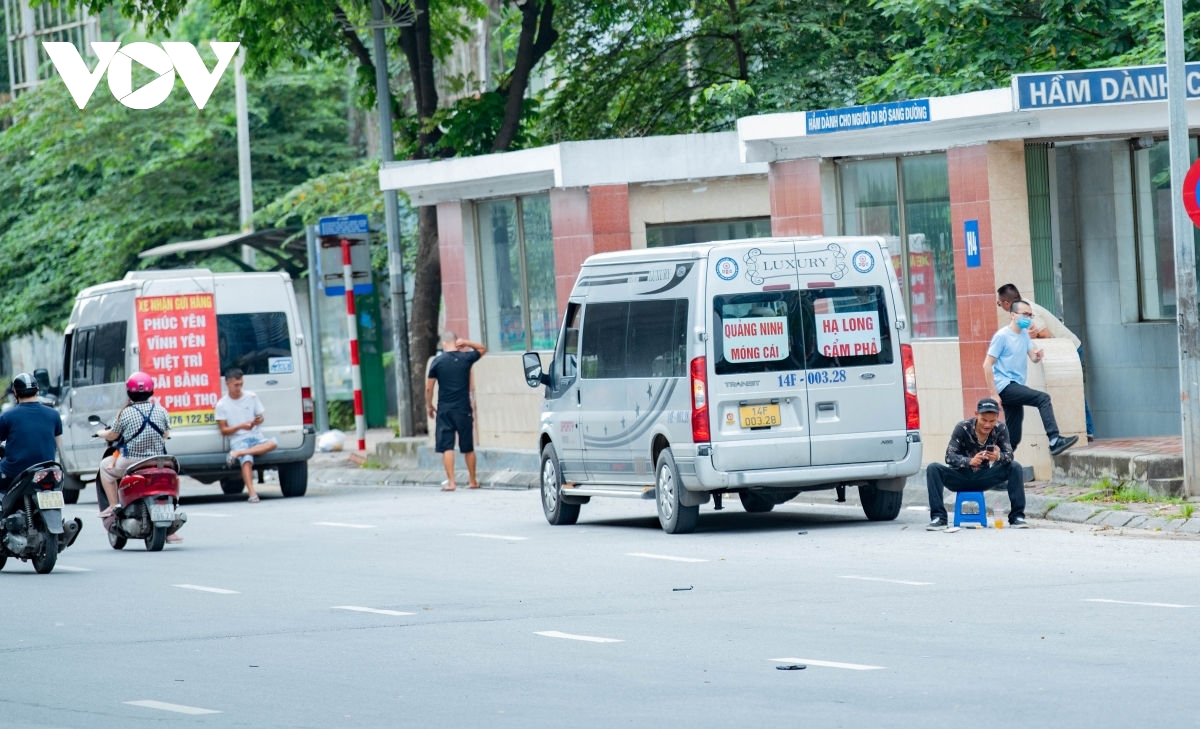 "Bó tay" trước nạn xe dù hoành hành trên các đường phố của Hà Nội?