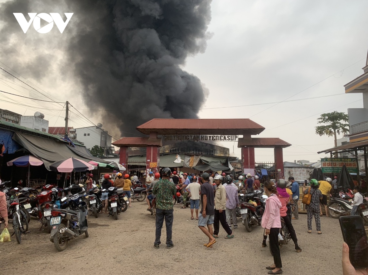 Cháy chợ trung tâm thị trấn Ea Súp (Đắk Lắk): Thiệt hại có thể nhiều tỷ đồng